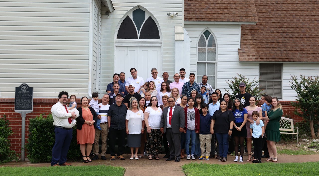 Familias de la Iglesia Bautista Berea reunidas frente a la iglesia