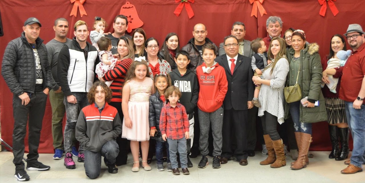Familias de la iglesia durante una celebración
